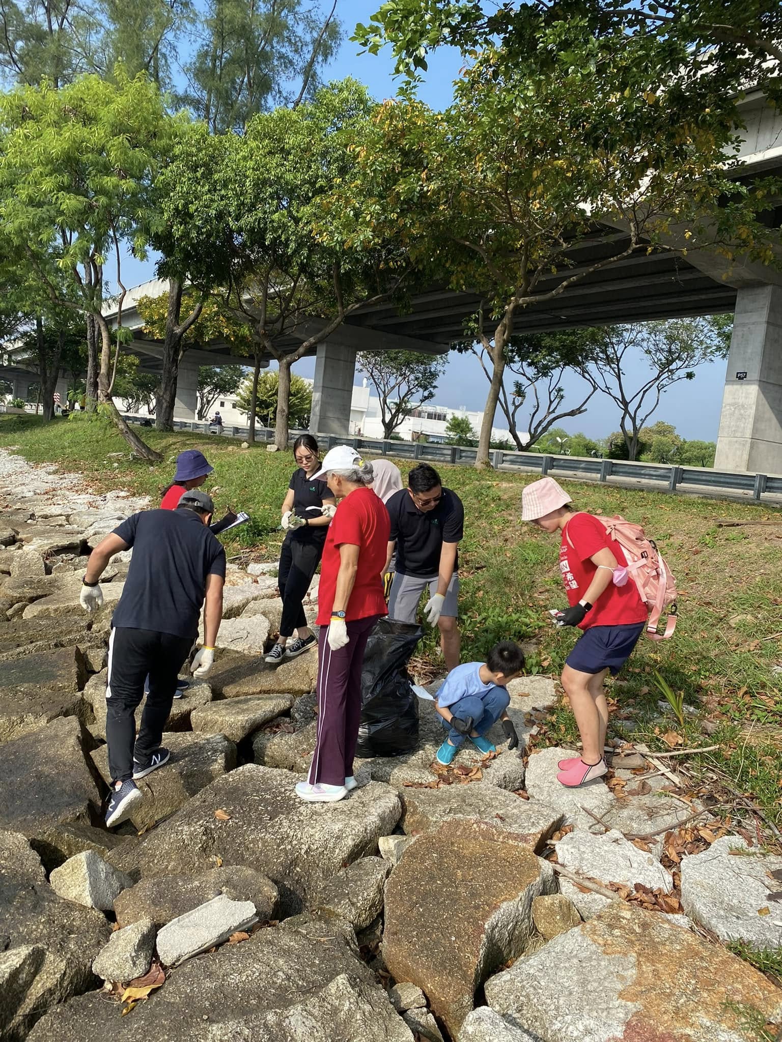 ADA Biotech team members collecting waste during a coastal clean-up